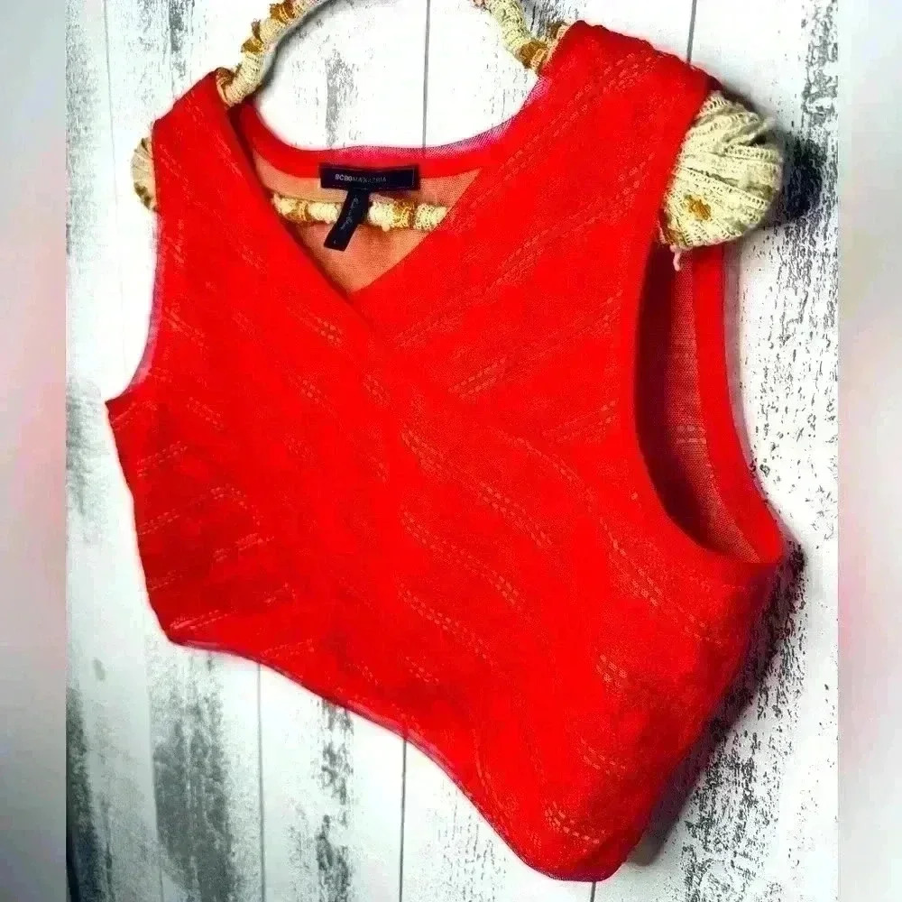 BCBG Maxazria Ivanna Hibiscus Crop
Top Red Lace - Picture 4 of 7